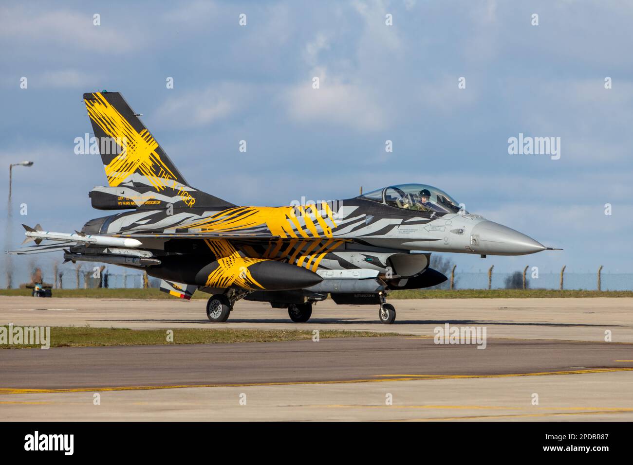 La Force aérienne belge X-Tiger F-16AM combat le taxiing de faucon à la RAF Waddington pendant l'exercice Cobra Warrior 2023. Banque D'Images
