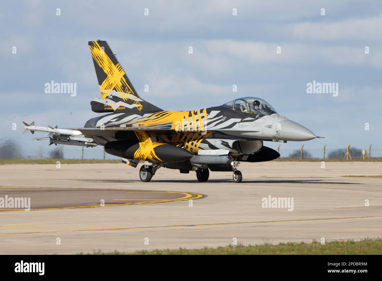 La Force aérienne belge X-Tiger F-16AM combat le taxiing de faucon à la RAF Waddington pendant l'exercice Cobra Warrior 2023. Banque D'Images