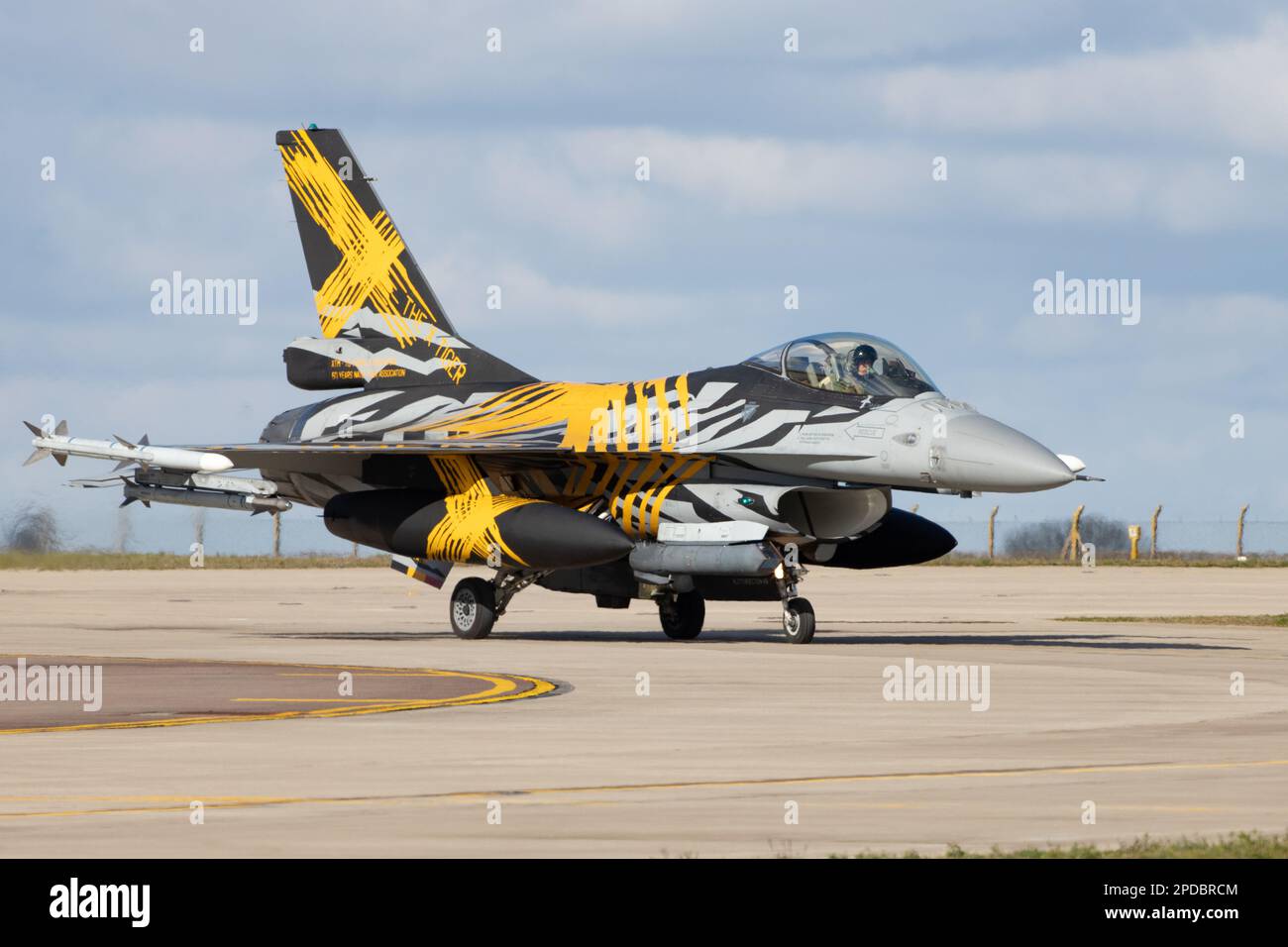 La Force aérienne belge X-Tiger F-16AM combat le taxiing de faucon à la RAF Waddington pendant l'exercice Cobra Warrior 2023. Banque D'Images