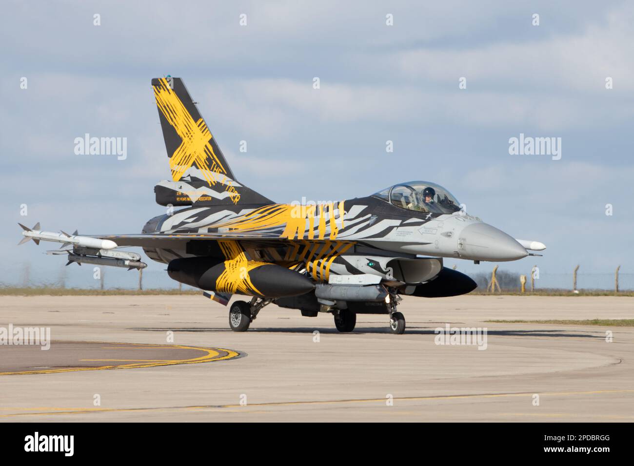 La Force aérienne belge X-Tiger F-16AM combat le taxiing de faucon à la RAF Waddington pendant l'exercice Cobra Warrior 2023. Banque D'Images