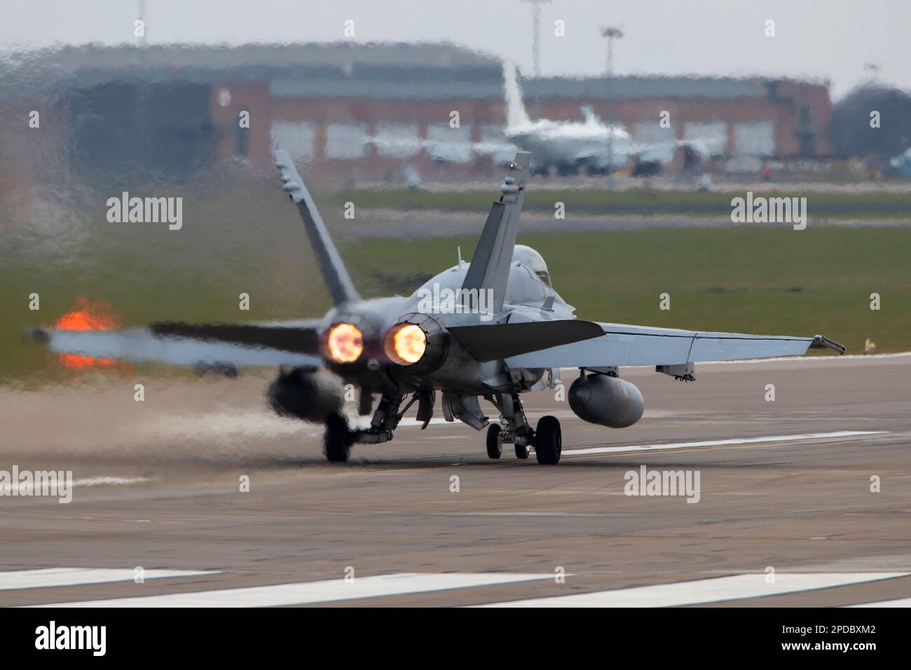 La Force aérienne finlandaise McDonnell Douglas F/A-18C Hornet commence sa course de décollage à la RAF Waddington pendant l'exercice Cobra Warrior 2023. Banque D'Images