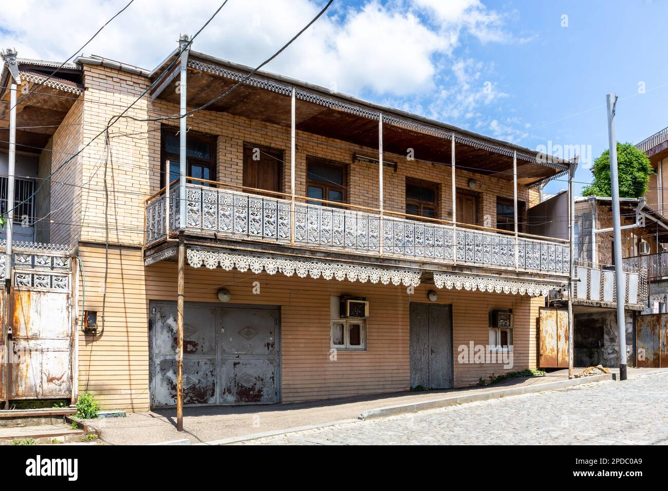 Maison résidentielle traditionnelle de deux étages à Kutaisi avec balcon ornemental labelé. Banque D'Images