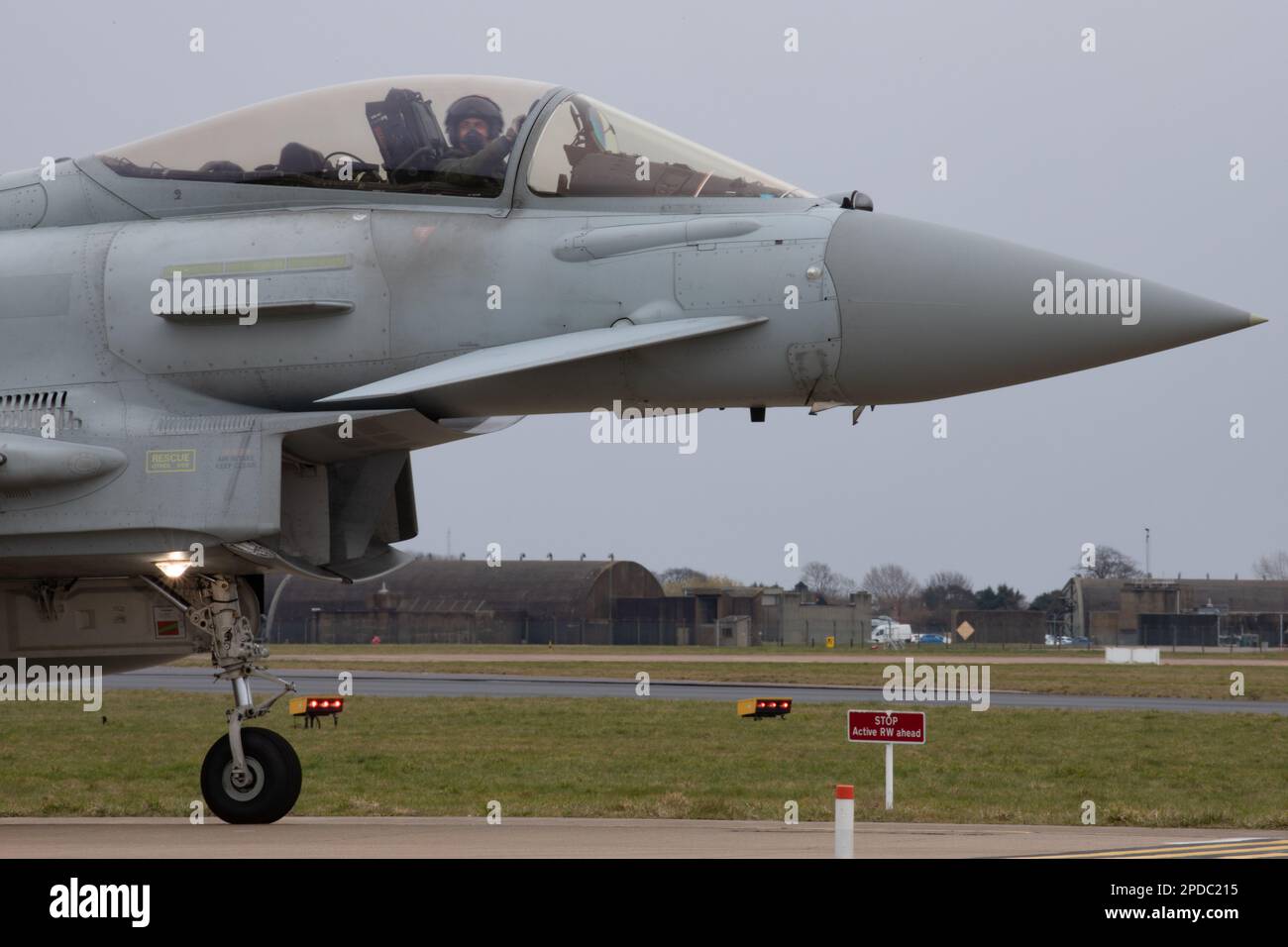 RAF Typhoon au sol pour le lancement à RAF Coningsby pendant l'exercice Cobra Warrior 2023. Banque D'Images