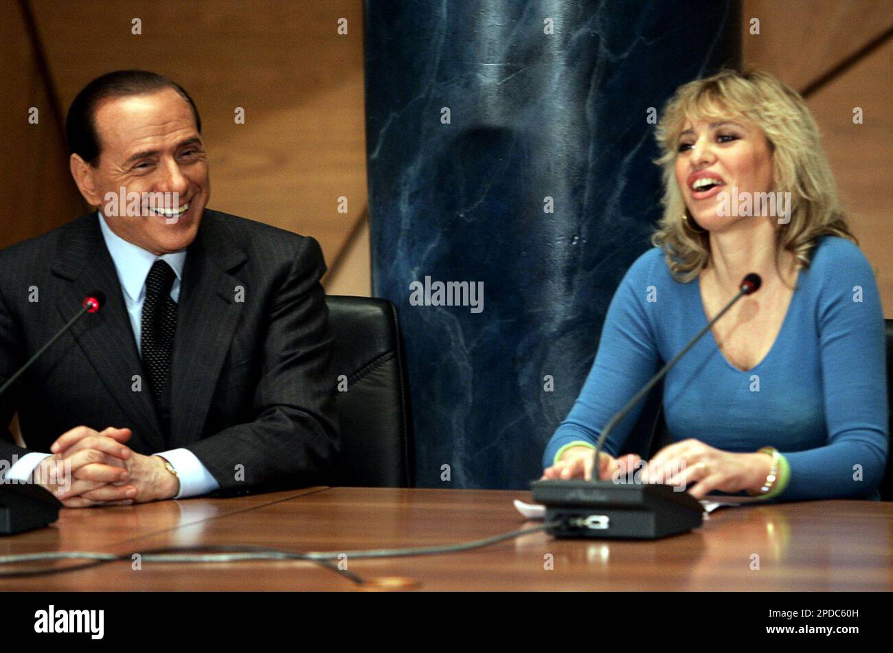 Italian Premier Silvio Berlusconi and Alessandra Mussolini, the granddaughter of Italian Fascist dictator Benito Mussolini, are all smiles during a joint press conference in Rome Friday, Feb. 17, 2006. (AP Photo/Plinio Lepri) Banque D'Images