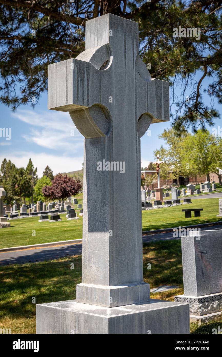 Une grande tête de lit en forme de croix religieuse celtique dans un  cimetière dans la journée Photo Stock - Alamy