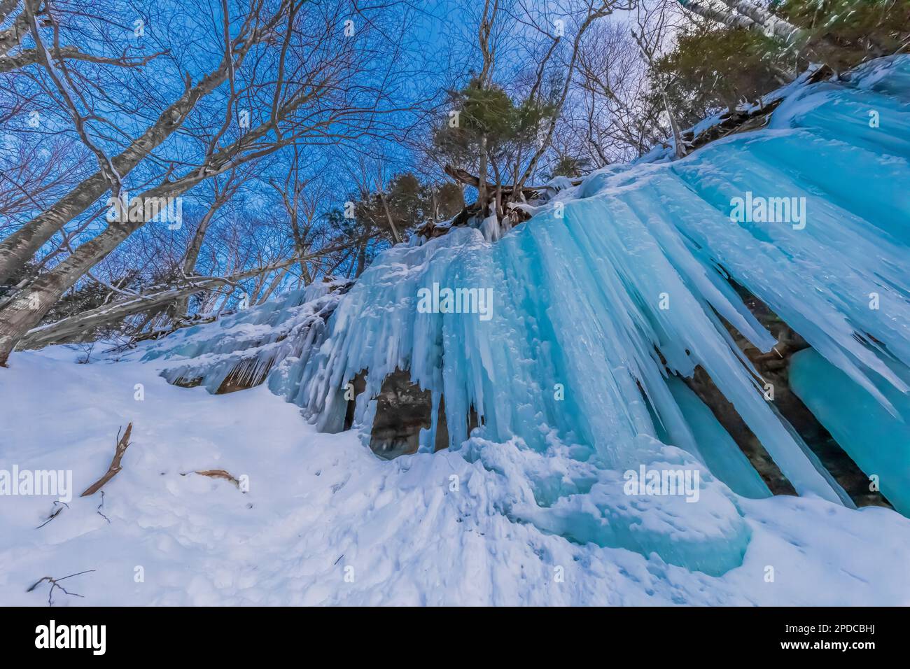 Les glaçons bleu-vert de la formation de glace des rideaux utilisés par les grimpeurs de glace dans Pictured Rocks National Lakeshore près de Munising, Upper Peninsula, Michigan, U Banque D'Images