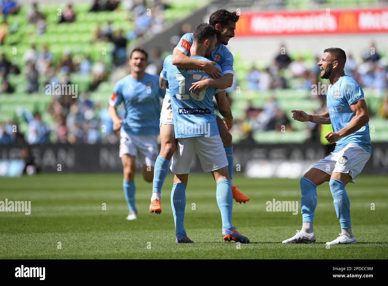 MELBOURNE, AUSTRALIE. 12 mars 2023. Melbourne City / Brisbane Roar. Aiden O'Neill fête avec ses coéquipiers Callum Talbot et Valon Berisha AFT Banque D'Images