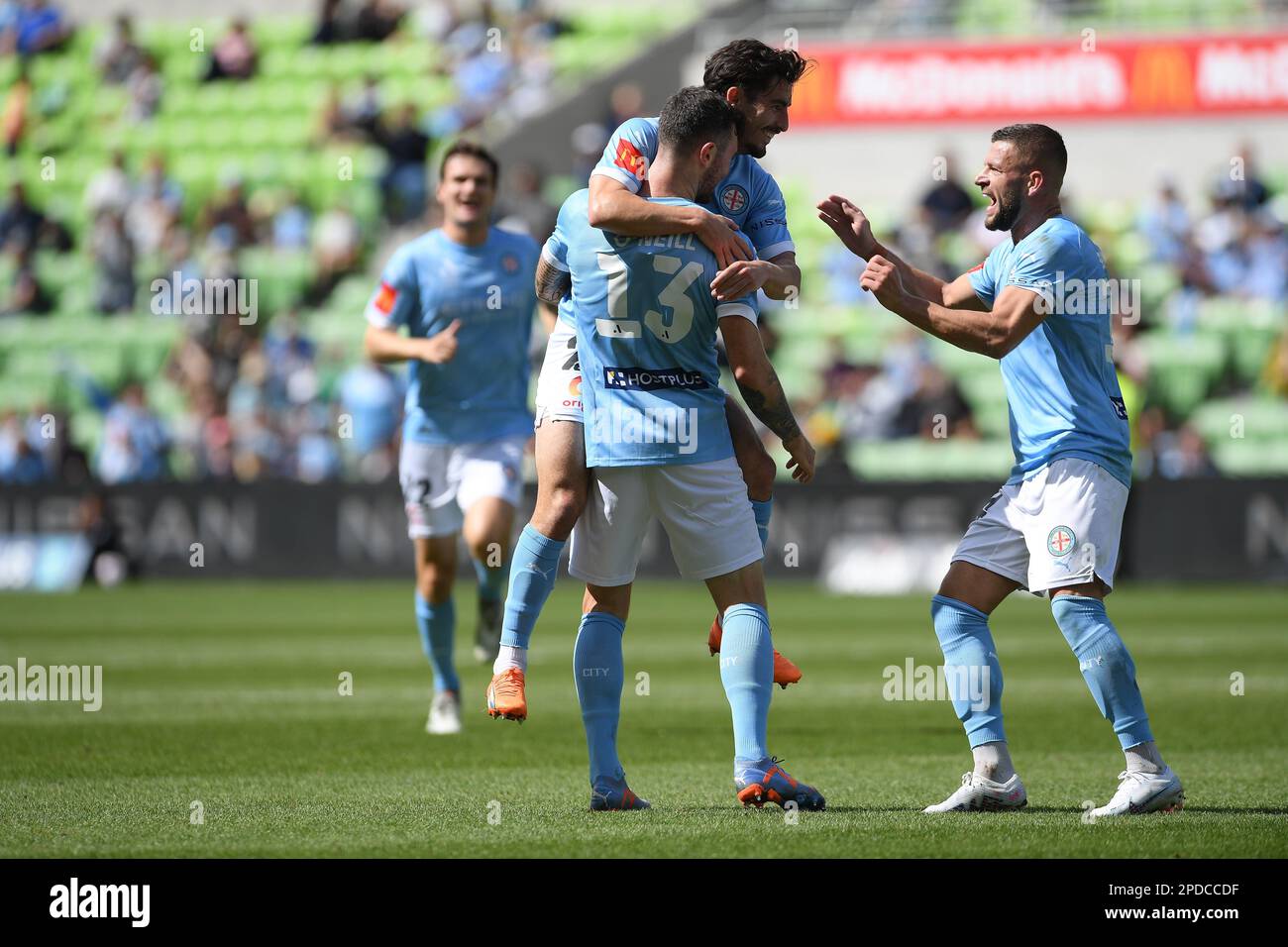 MELBOURNE, AUSTRALIE. 12 mars 2023. Melbourne City / Brisbane Roar. Aiden O'Neill fête avec ses coéquipiers Callum Talbot et Valon Berisha AFT Banque D'Images