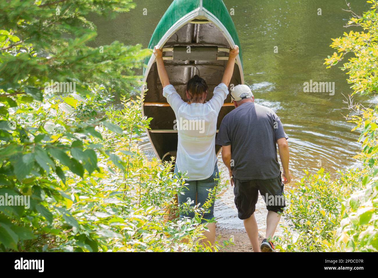 Le kayakiste inspecte soigneusement le kayak avant du lancer dans l'eau Banque D'Images