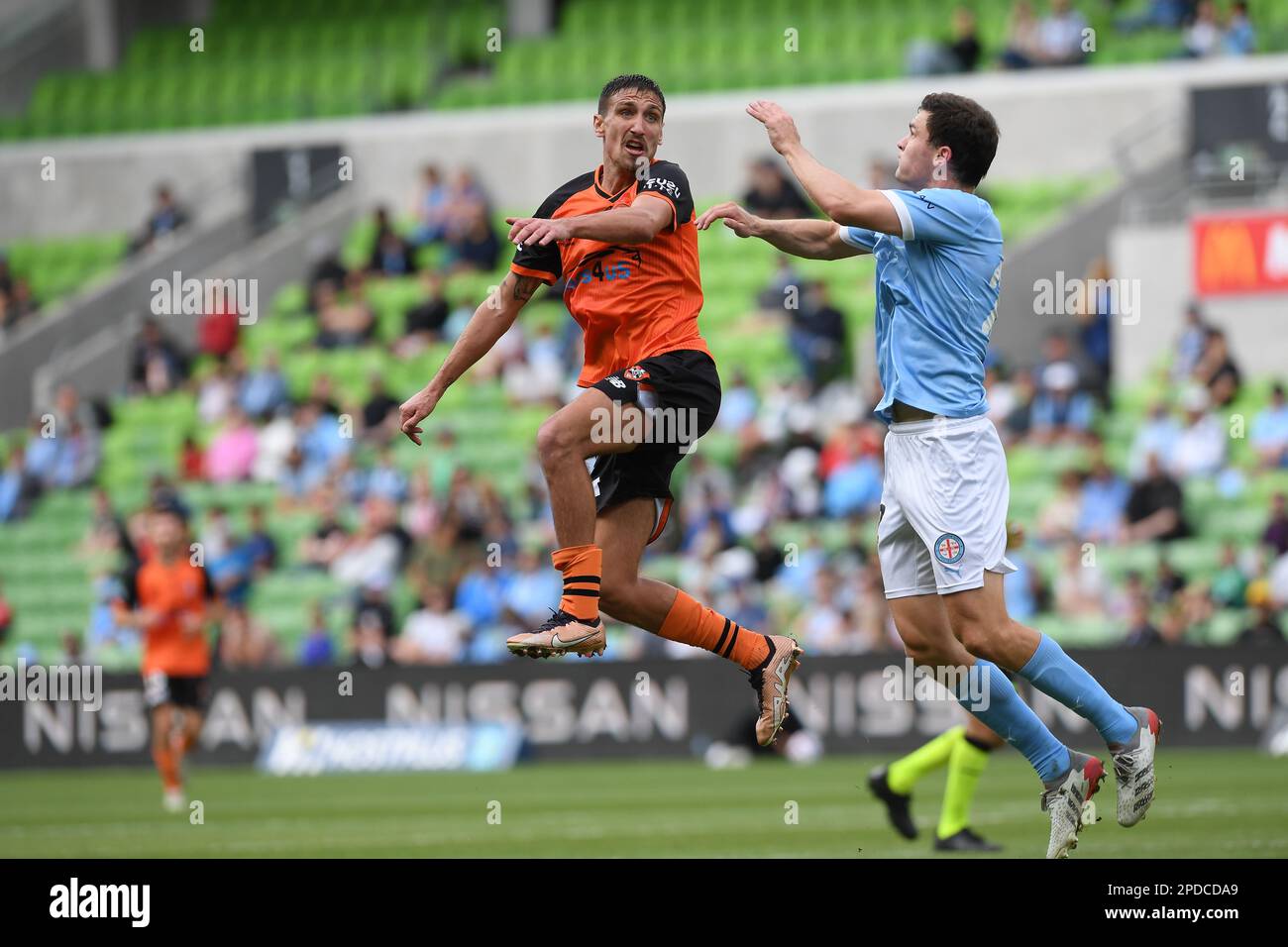 MELBOURNE, AUSTRALIE. 12 mars 2023. Melbourne City / Brisbane Roar. Stefan Scepovic (à gauche), de Briabne Roar, monte contre Curtis Go de Melbourne Banque D'Images