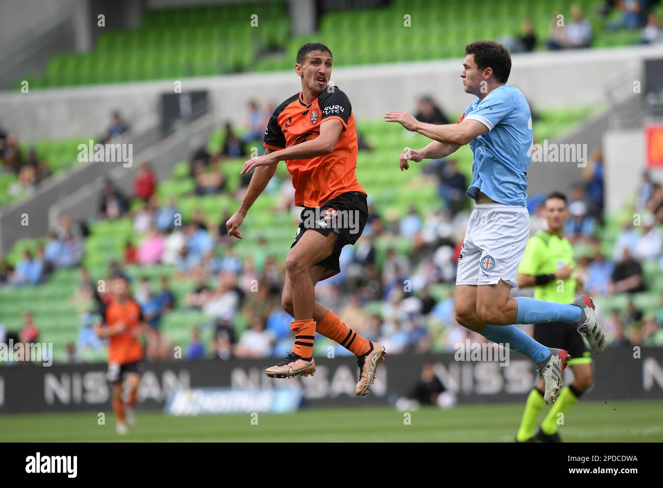 MELBOURNE, AUSTRALIE. 12 mars 2023. Melbourne City / Brisbane Roar. Stefan Scepovic (à gauche), de Briabne Roar, monte contre Curtis Go de Melbourne Banque D'Images