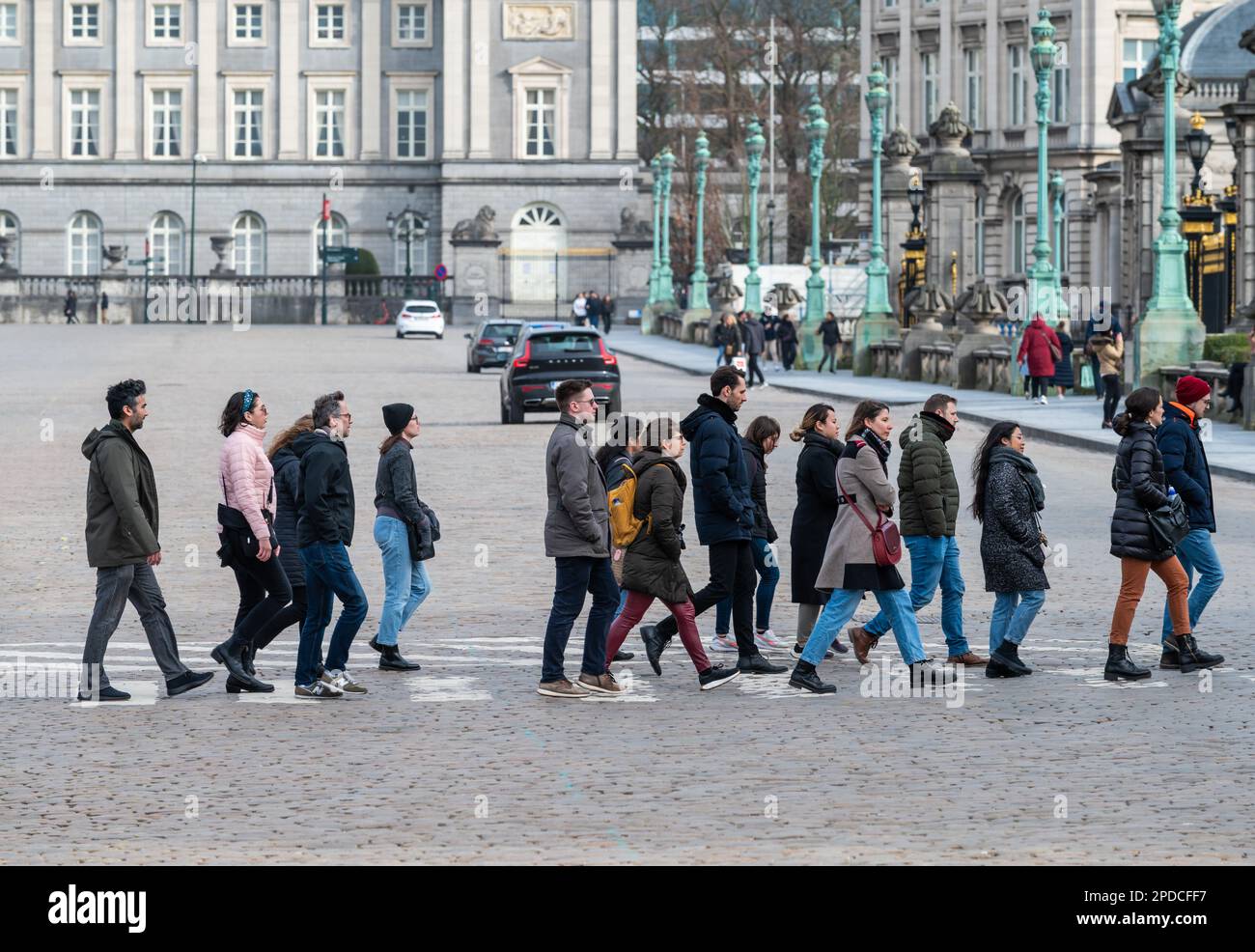 Vieille ville de Bruxelles, Belgique - 12 mars 2023 - touristes se promenant sur la place des Palais avec le Palais Royal en arrière-plan Banque D'Images