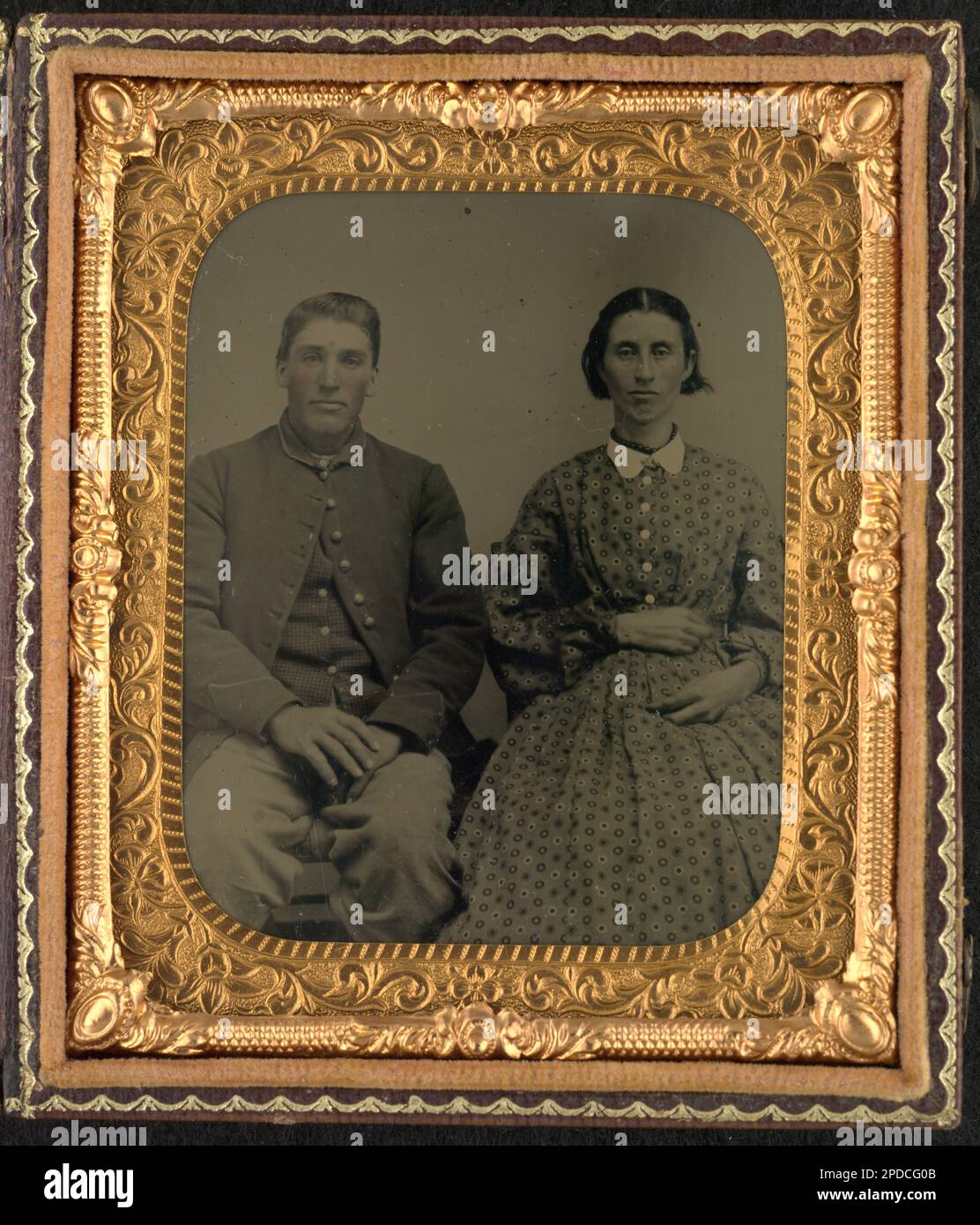 Privé Jonathan Van Skiver of Co H, 161st New York Infantry Regiment en uniforme et Charité Dennis Van Skiver. Liljenquist Family Collection of civil War Photographs , série de photos FAmbrotype/Tintype , pp/liljunion. Van Skiver, Jonathan, 1839-1912, Van Skiver, Charity Dennis, 1841-1920, États-Unis, Army, New York Infantry Regiment, 161st (1862-1865), People, Soldiers, Union, 1860-1870, uniformes militaires, Union, 1860-1870, femmes, 1860-1870, familles, 1860-1870, États-Unis, History, Guerre civile, 1861-1865, personnel militaire, Union. Banque D'Images