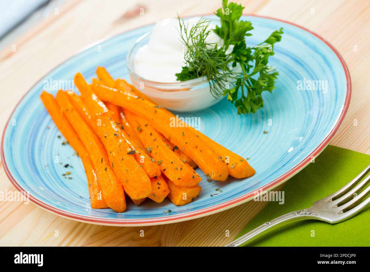 Bâtonnets de carottes avec sauce à la crème aigre Banque D'Images
