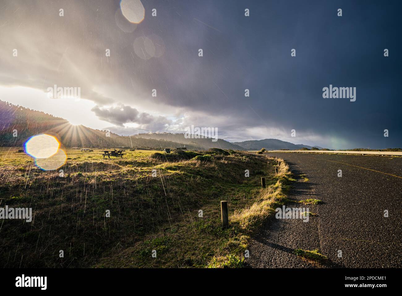 Pluie tombant au lever du soleil au terrain de camping Abalone à Westport en Californie Banque D'Images