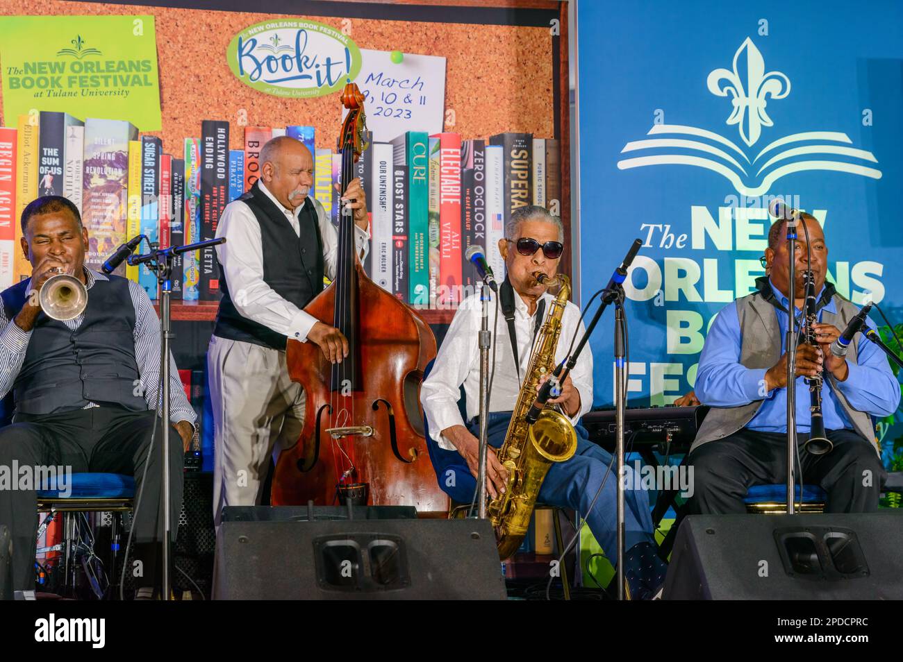 LA NOUVELLE-ORLÉANS, LA, États-Unis - 11 MARS 2023 : quatre membres du Preservation All-Stars se sont produits lors de la clôture du Festival du livre de la Nouvelle-Orléans Banque D'Images