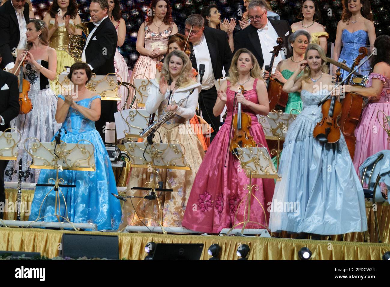 Madrid, Espagne. 14th mars 2023. Des membres de l'orchestre Johann Strauss-Andre Rieu se produit lors du concert Tour 2023 au centre de magie de Madrid. (Photo par Atilano Garcia/SOPA Images/Sipa USA) crédit: SIPA USA/Alay Live News Banque D'Images