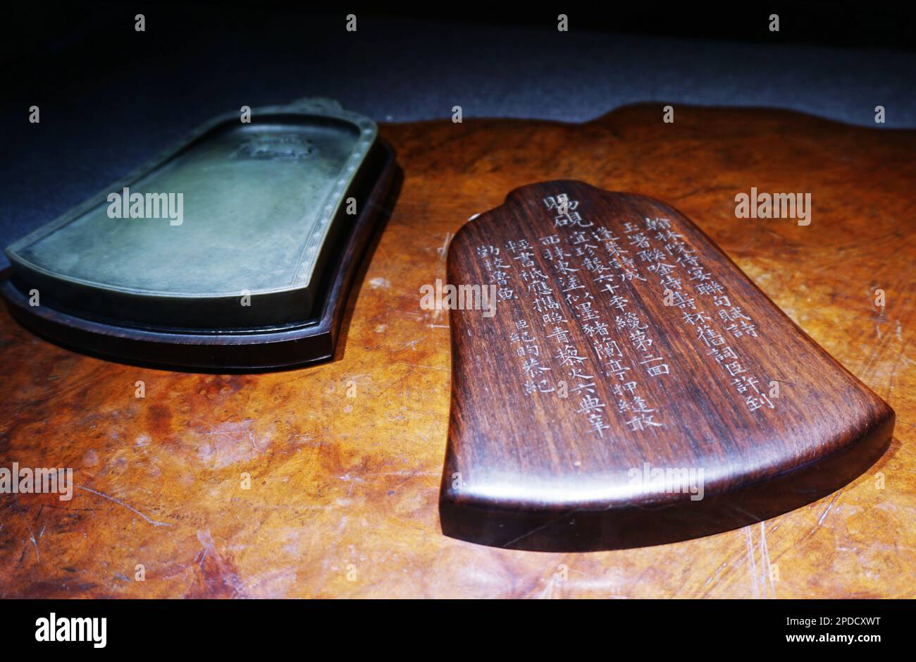 HANGZHOU, CHINE - 13 MARS 2023 - Une pierre verte en forme de cloche Taohe peinte par Ming Ji de la dynastie Qing, évaluée à 3 millions de yuans, est photogra Banque D'Images