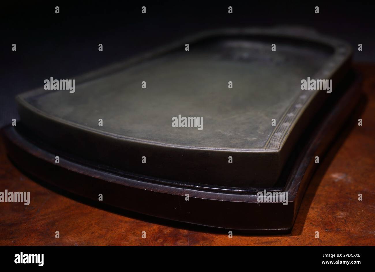 HANGZHOU, CHINE - 13 MARS 2023 - Une pierre verte en forme de cloche Taohe peinte par Ming Ji de la dynastie Qing, évaluée à 3 millions de yuans, est photogra Banque D'Images