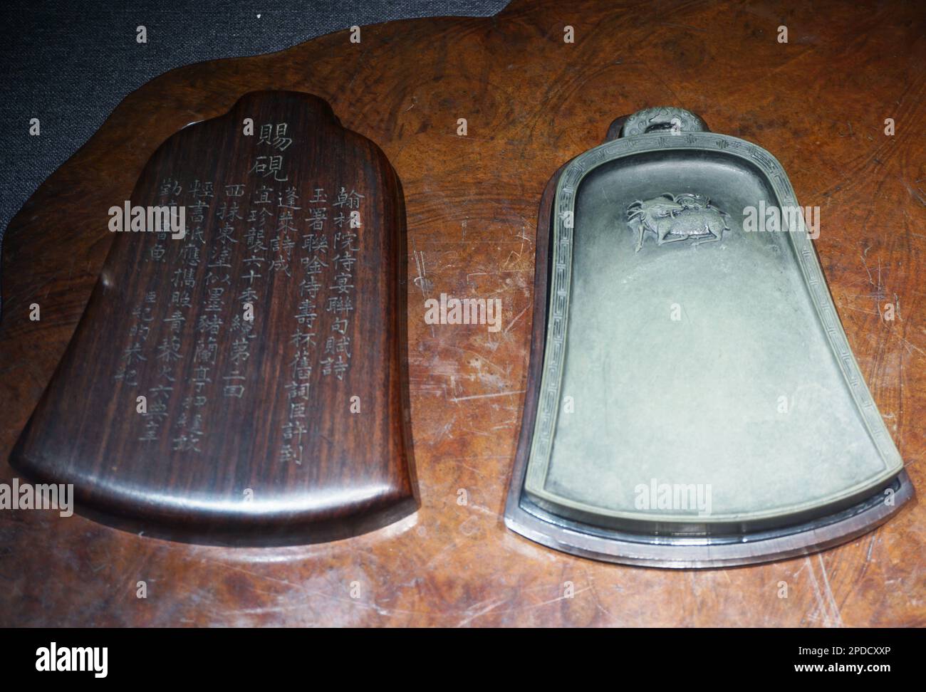 HANGZHOU, CHINE - 13 MARS 2023 - Une pierre verte en forme de cloche Taohe peinte par Ming Ji de la dynastie Qing, évaluée à 3 millions de yuans, est photogra Banque D'Images