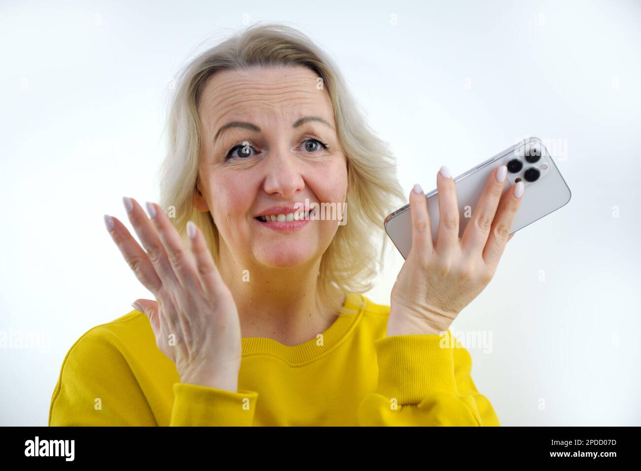 surprise embarras honte femme dans le chandail jaune orange tient dans ...