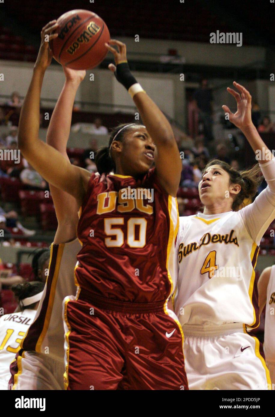 Southern Cal center Chloe Kerr (50) grabs a pass in front of Arizona State's Emily Westerberg (4) during the first half of their PAC 10 college basketball game, Saturday, Feb. 4, 2006, in Tempe, Ariz.(AP Photo/Roy Dabner) Banque D'Images