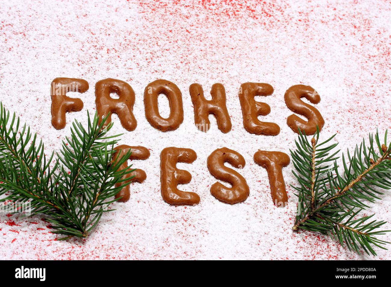 Fest des grenouilles à écrire, Joyeux Noël, accompagné de biscuits à l'alphabet, de brindilles de sapin Banque D'Images