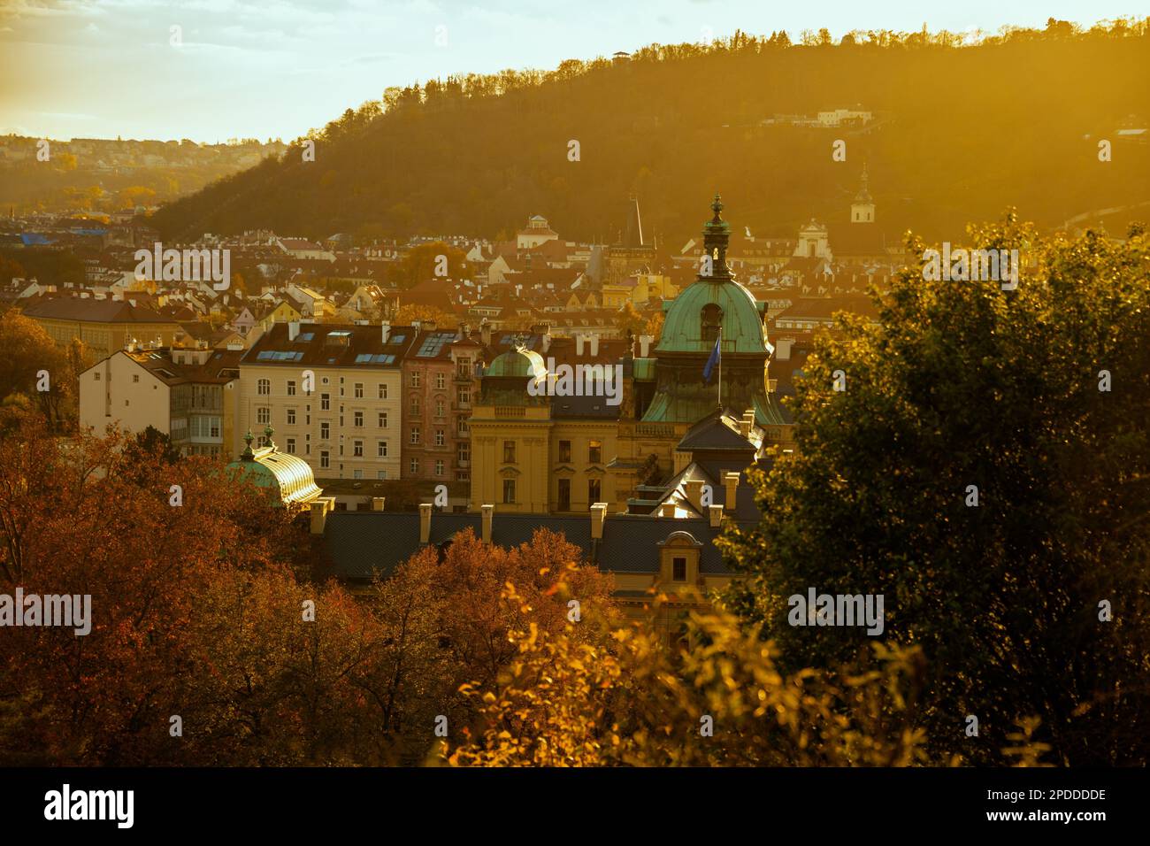 Paysage avec le dôme de l'Académie Straka dans la soirée en automne à Prague, République tchèque. Banque D'Images