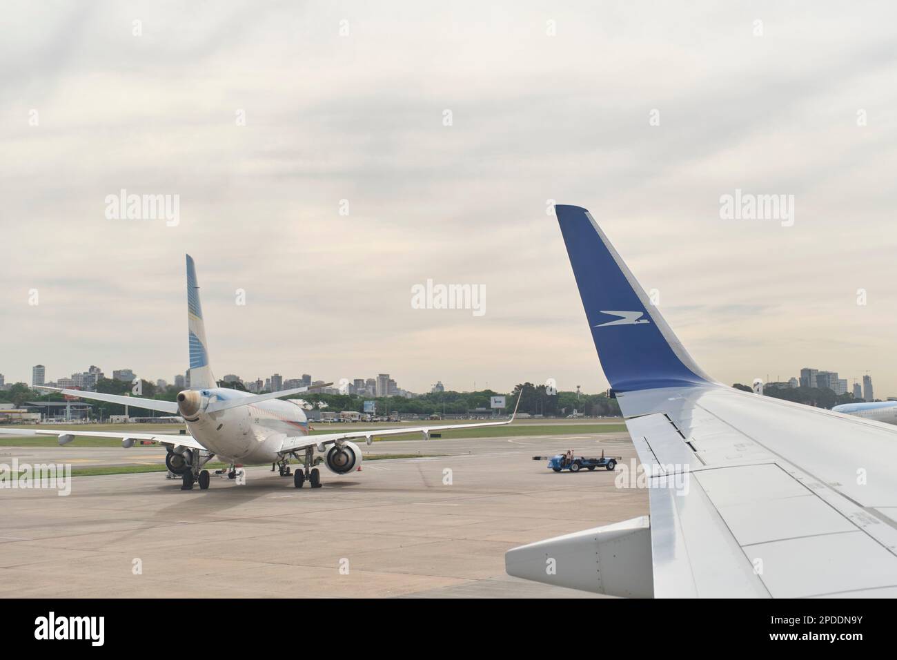 Buenos Aires, Argentine, 18 novembre 2022: Vue sur l'aérodrome et l'avion depuis la fenêtre d'un Boeing 737-700 d'Aerolineas Argentinas à l'embarquement Banque D'Images