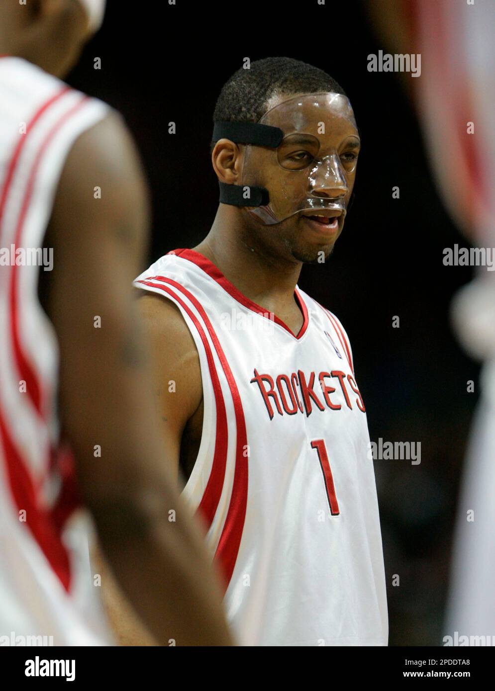 Houston Rockets' Tracy McGrady (1) wears a mask to protect his nose during the first quarter against the Minnesota Timberwolves in their NBA basketball game Friday, Jan. 27, 2006, in Houston. (AP Photo/David J. Phillip) Banque D'Images