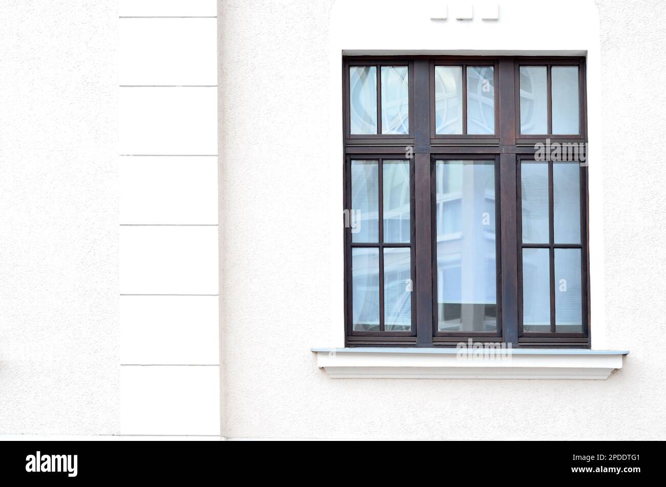 Vue sur le bâtiment blanc avec fenêtre en bois Banque D'Images
