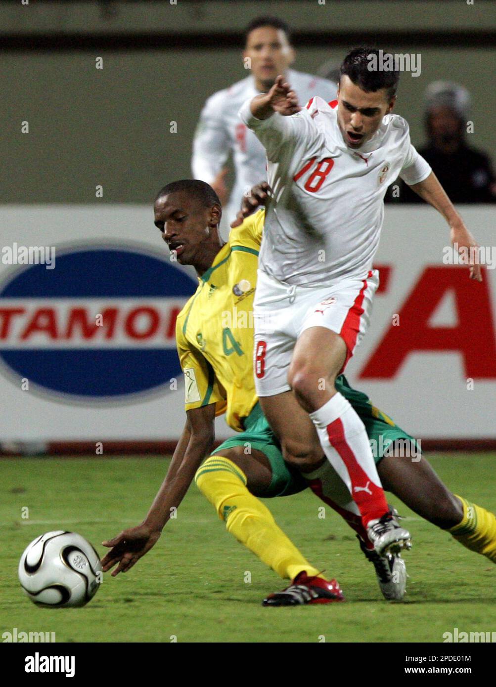 Tunisia's Selim Ben Achour, right, vies for the ball with South Africa's Ricardo Katza at the African Nations Cup, Group C, soccer match between South Africa and Tunisia at the Border Guard Stadium in Alexandria, Egypt Thursday, Jan. 26, 2006. (AP Photo/Ben Curtis) Banque D'Images