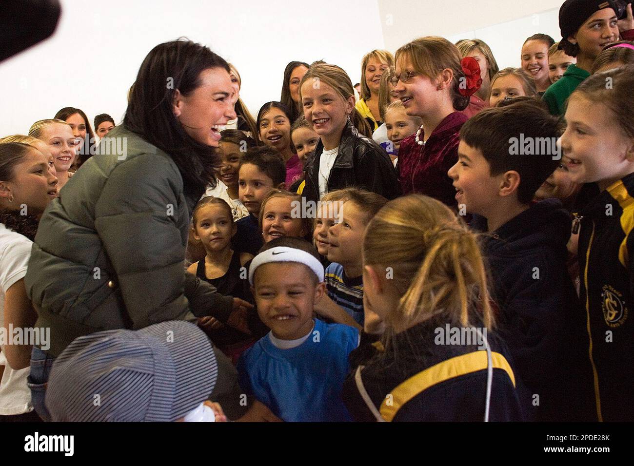 Professional dancer Ashly DelGrosso, left, meets students from Center Stage Dance Studio in Orem, Utah, Tuesday, Jan. 24, 2006. DelGrosso is appearing in ABC's "Dancing with the Stars" and filmed part of that production at a staged performance at Center Stage Tuesday. (AP Photo/The Daily Herald, Mario Ruiz) Banque D'Images