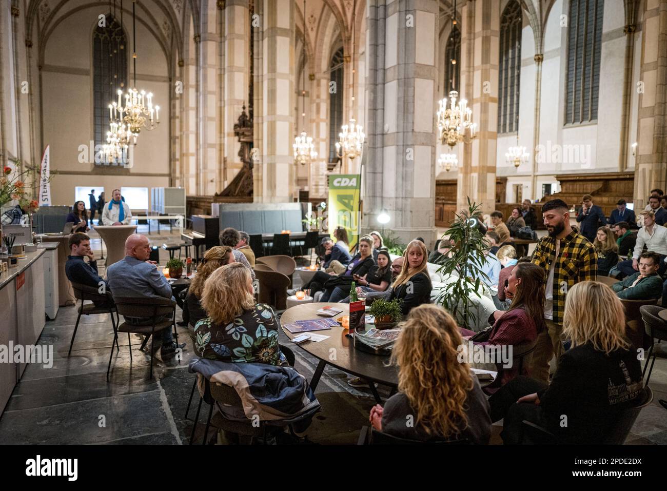 ZWOLLE - les politiciens d'Overijssel dans un débat avec les jeunes de l'Académie de la Maison Grote Kerk. Six partis politiques d'Overijssel parlent aux jeunes à la veille des élections provinciales. ANP EMIEL MUIJDERMAN pays-bas sortie - belgique sortie Banque D'Images