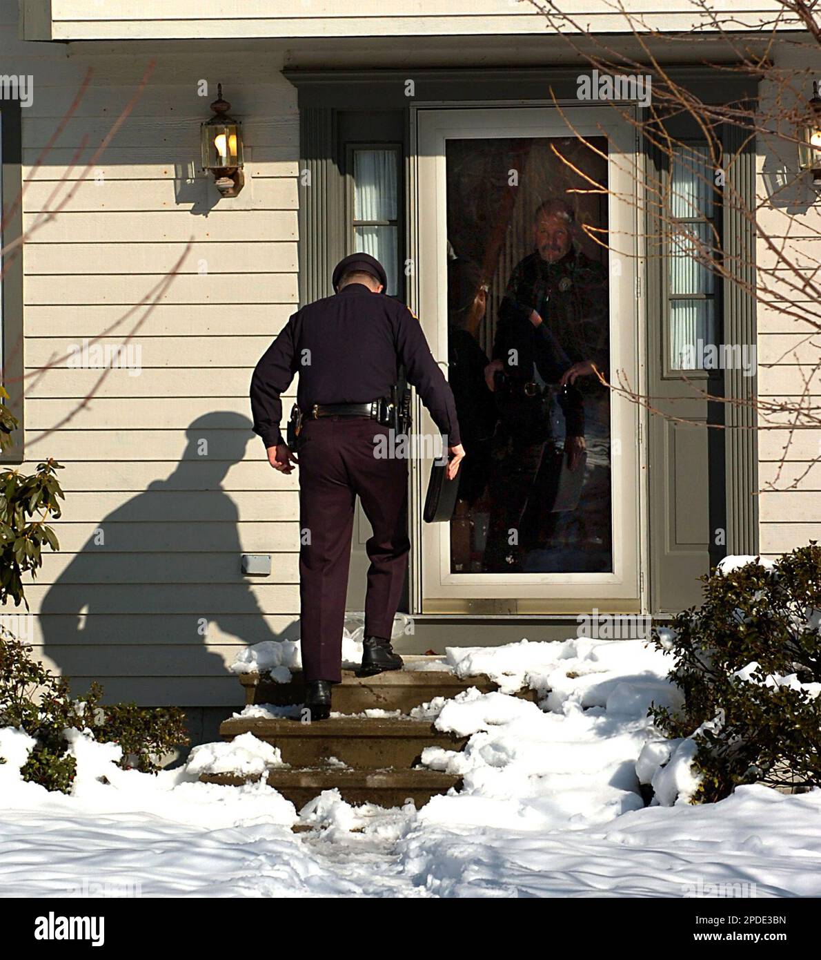 Members of the Hopkinton, Mass. police investigate the house at 6 Cubs Path in Hopkinton, Mass., Tuesday, Jan. 24, 2006. Rachel Entwistle, 27, and her 9-month-old daughter Lillian Rose were found dead at the house Sunday night, Jan. 22. Autopsy results released Tuesday showed that the mother died of a gunshot wound to the head, and the infant of a gunshot wound to the stomach. (AP Photo/The Metrowest Daily News, Ken McGagh) Banque D'Images