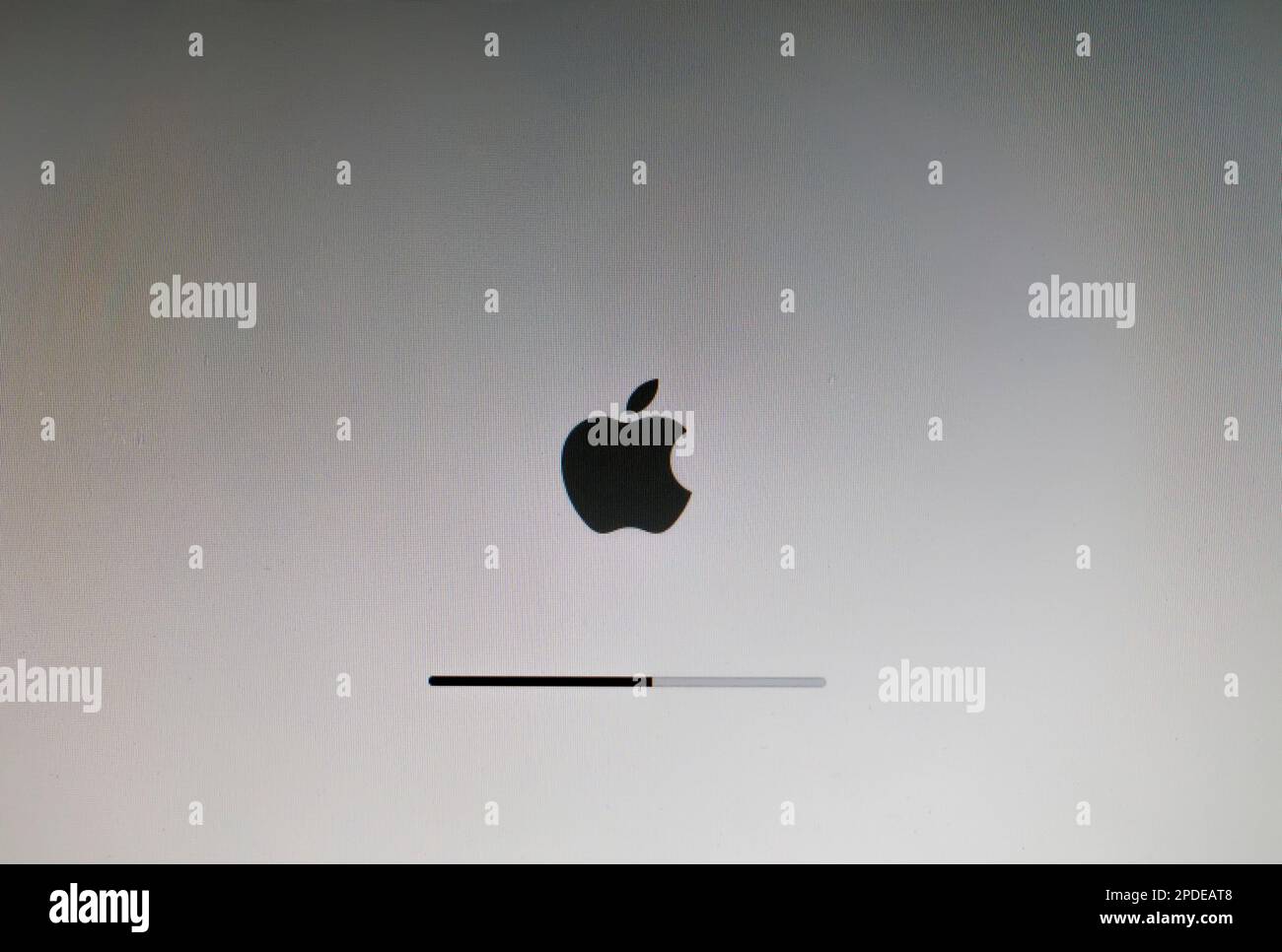 Logo Apple et barre de progression au démarrage sur un ordinateur Macintosh avec espace de copie Banque D'Images
