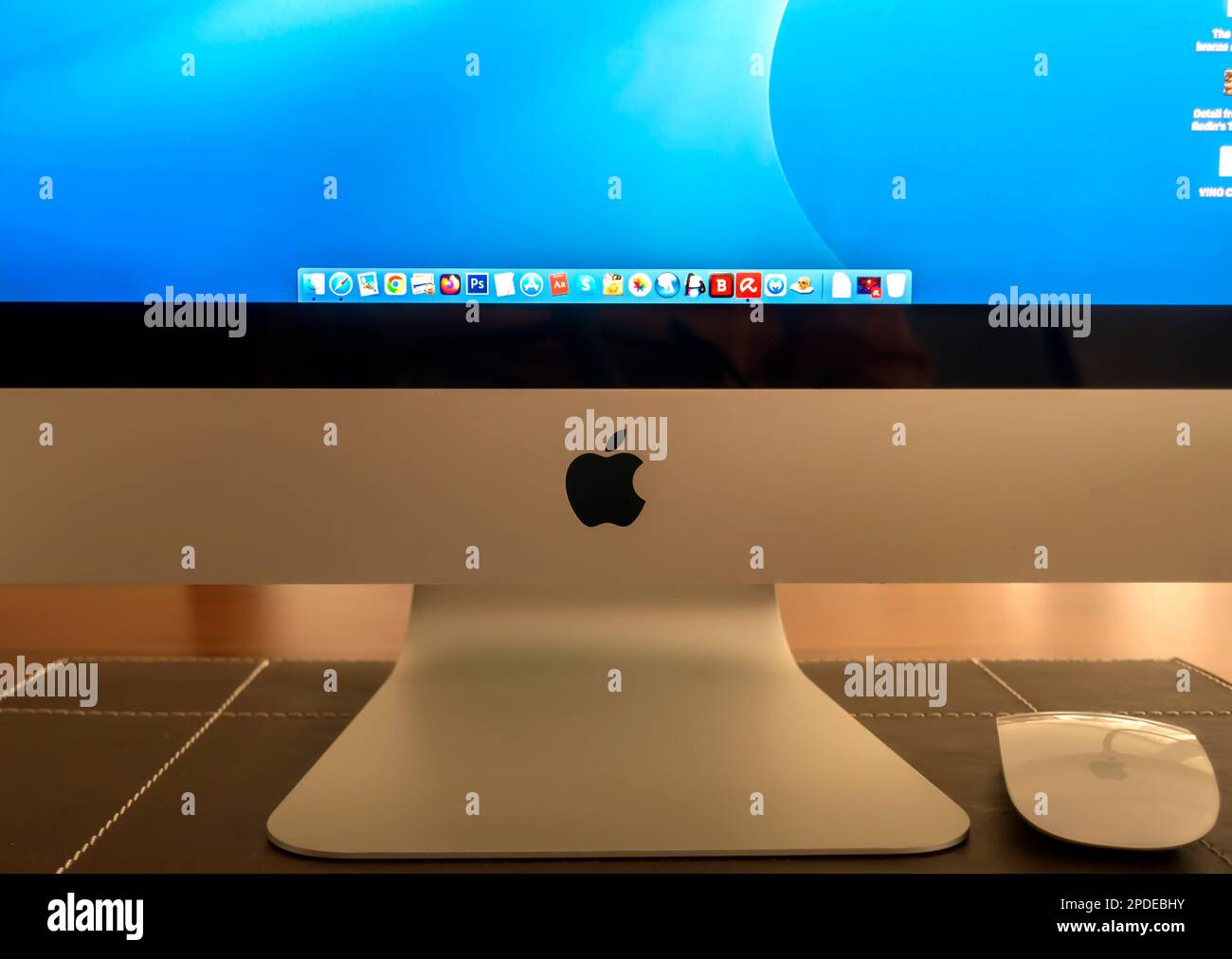 Logo Apple sur l'ordinateur de bureau Macintosh iMac avec souris et espace de copie Banque D'Images