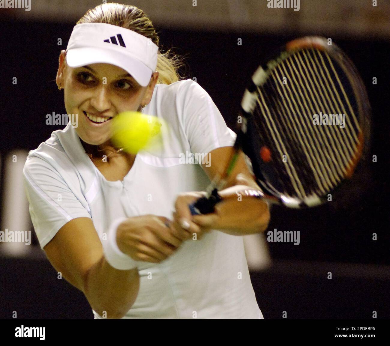 Russia's Elena Vesnina in action during her fourth round match against compatriot Nadia Petrova at the Australian Open Tennis Tournament in Melbourne, Australia, Sunday, Jan 22, 2006. Petrova won in straight sets 6-3, 6-1. (AP Photo/Steve Holland) Banque D'Images