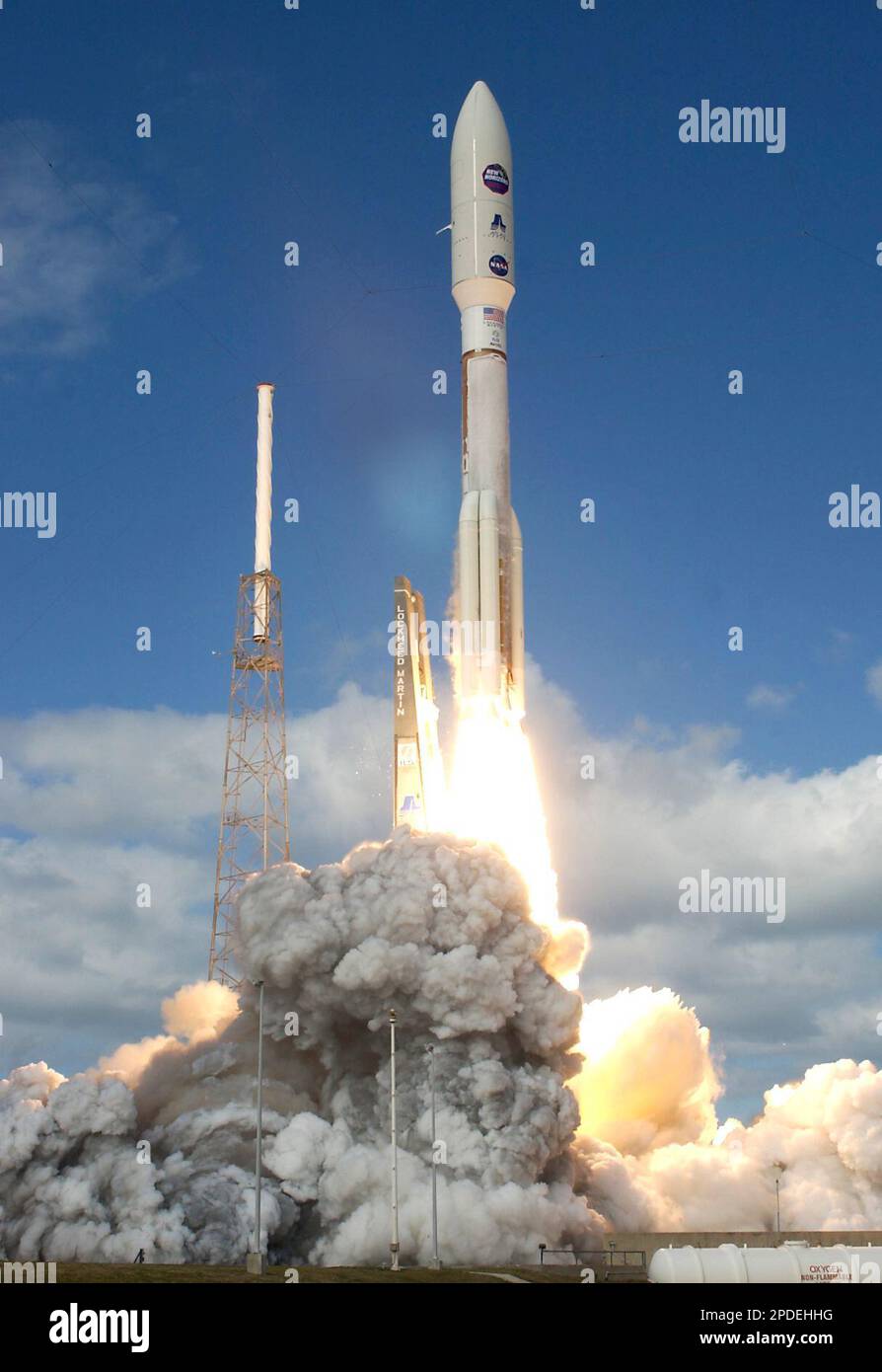 An Atlas V rocket that will carry the New Horizons spacecraft on a mission to the planet Pluto lifts off from launch pad 41 at the Cape Canaveral Air Force Station in Cape Canaveral, Fla. on Thursday, Jan. 19, 2006. The spacecraft is estimated to reach Pluto by July 2015. (AP Photo/Terry Renna) Banque D'Images
