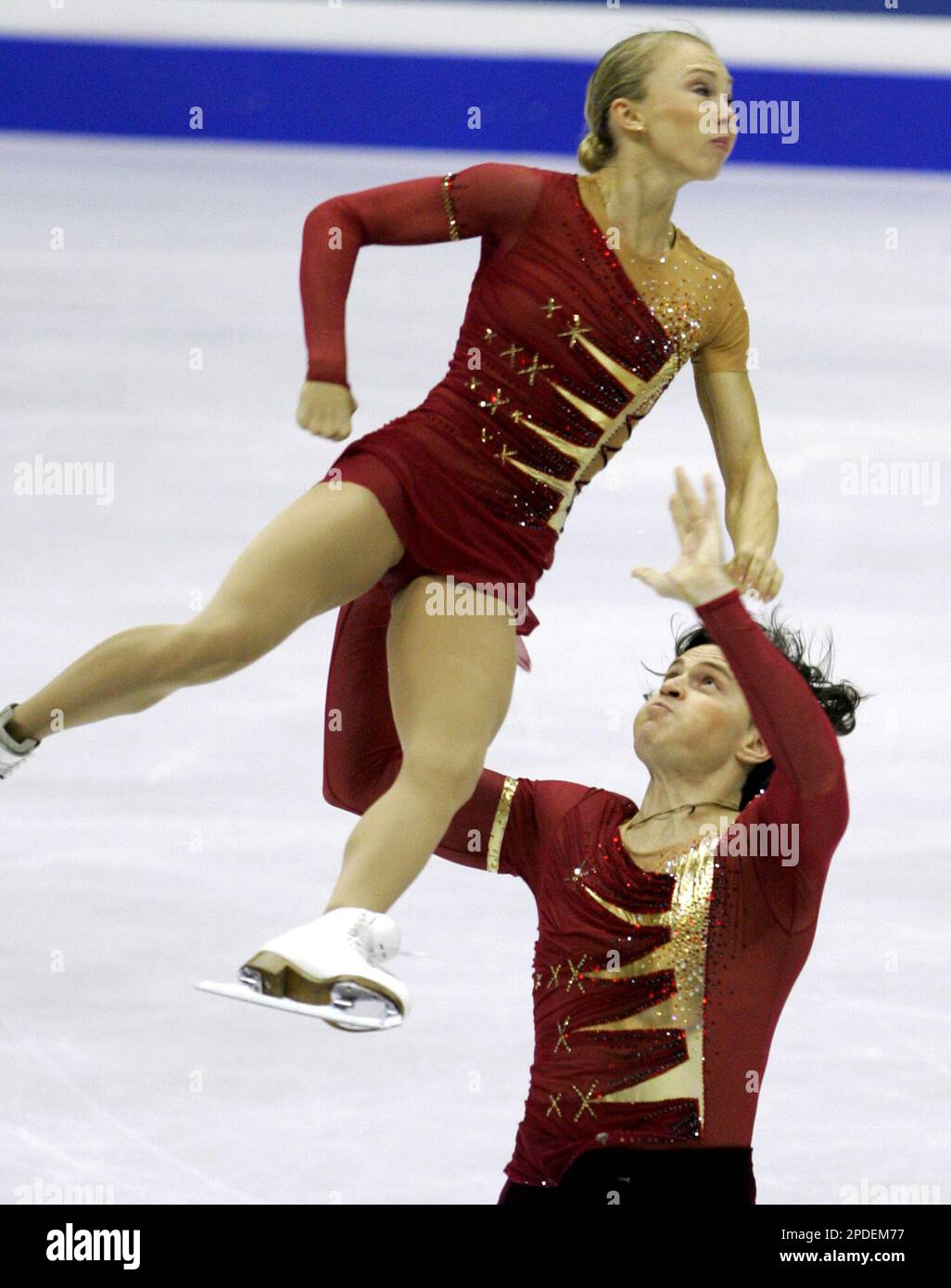 Tatiana Totmianina, top, and Maxim Marinin, representing Russia, perform during the Pairs Free Skating at the European Figure Skating Championships at the Palais des Sports ice rink in Lyon, central France, Wednesday, Jan. 18, 2006. The couple placed first in the event. (AP Photo/Anja Niedringhaus) Banque D'Images
