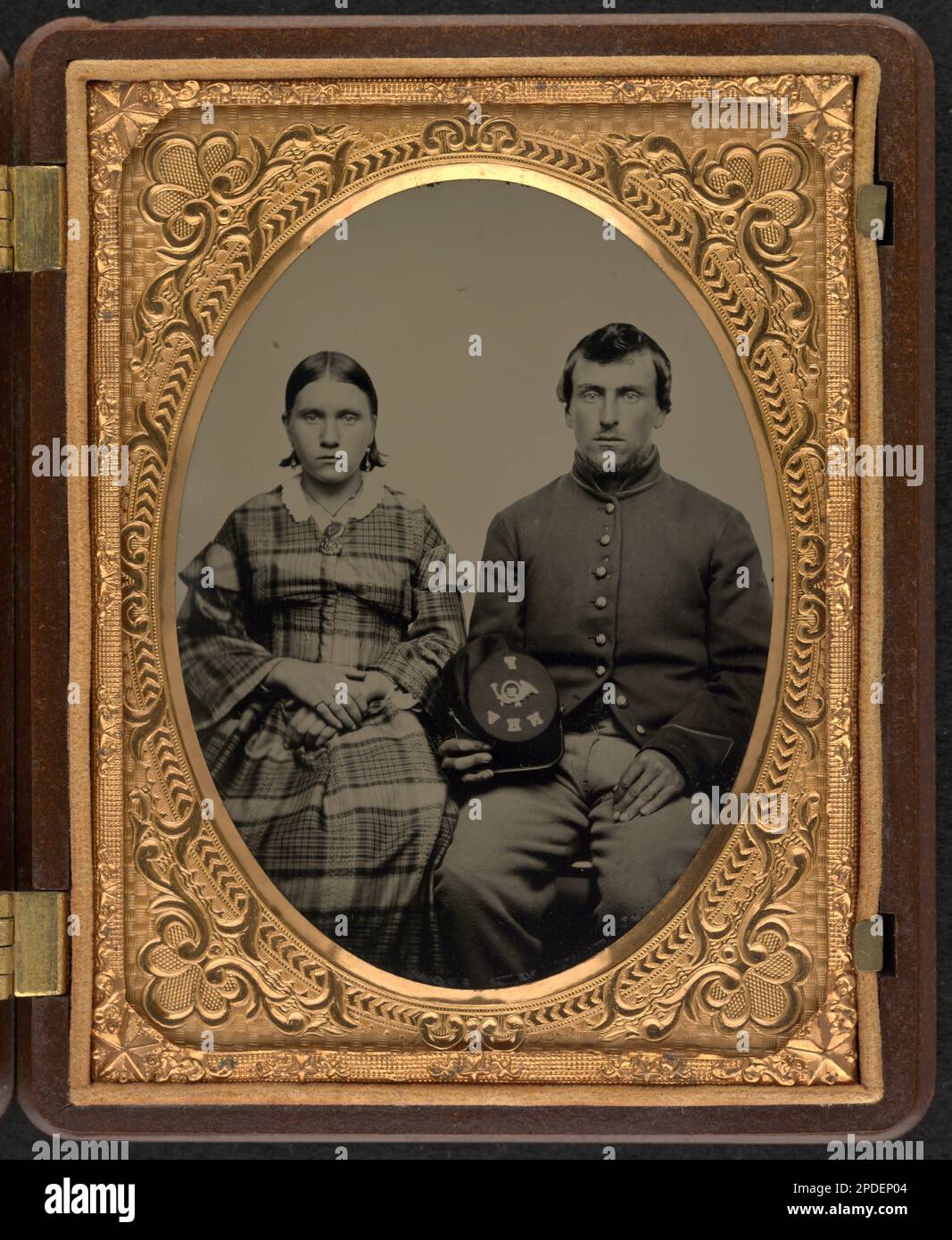 Soldat non identifié de Co. F, 15th New Hampshire Infantry Regiment en uniforme avec sa femme. Liljenquist Family Collection of civil War Photographs , série de photos FAmbrotype/Tintype , pp/liljunion. États-Unis, Army, New Hampshire Infantry Regiment, 15th (1862-1863), People, Soldiers, Union, 1860-1870, uniformes militaires, Union, 1860-1870, couples, 1860-1870, femmes, 1860-1870, États-Unis, History, Guerre civile, 1861-1865, personnel militaire, Union. Banque D'Images