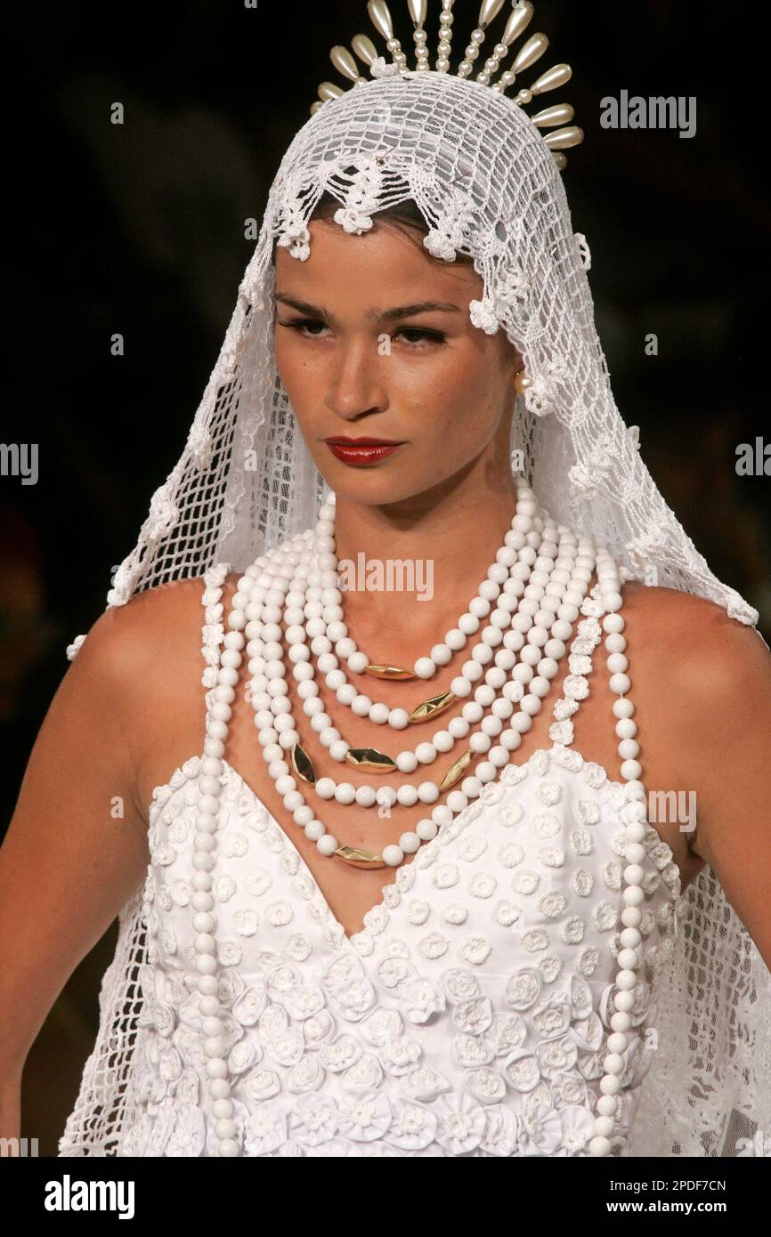 A model shows a design of Victor Dzenk's collection during the Fashion Rio Fall Winter 2006 at the Modern Art Museum, in Rio de Janeiro, Brazil, on Wednesday, Jan 11, 2006. (AP Photo/Silvia Izquierdo) Banque D'Images