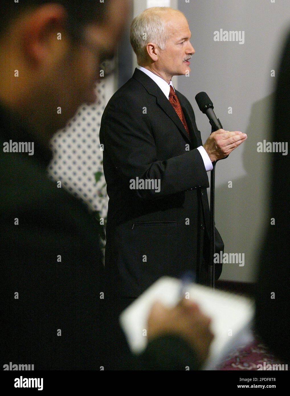 Canada's NDP Leader Jack Layton addresses reporters after the launch of the NDP platform at the Hamilton Convention Center in Hamilton, Ont., Wednesday, Jan. 11, 2006. Layton announced spending plans of $71.5 billion over a five-year period for social programs and tax breaks for the poor. (AP PHOTO/CP, Andrew Vaughan) Banque D'Images