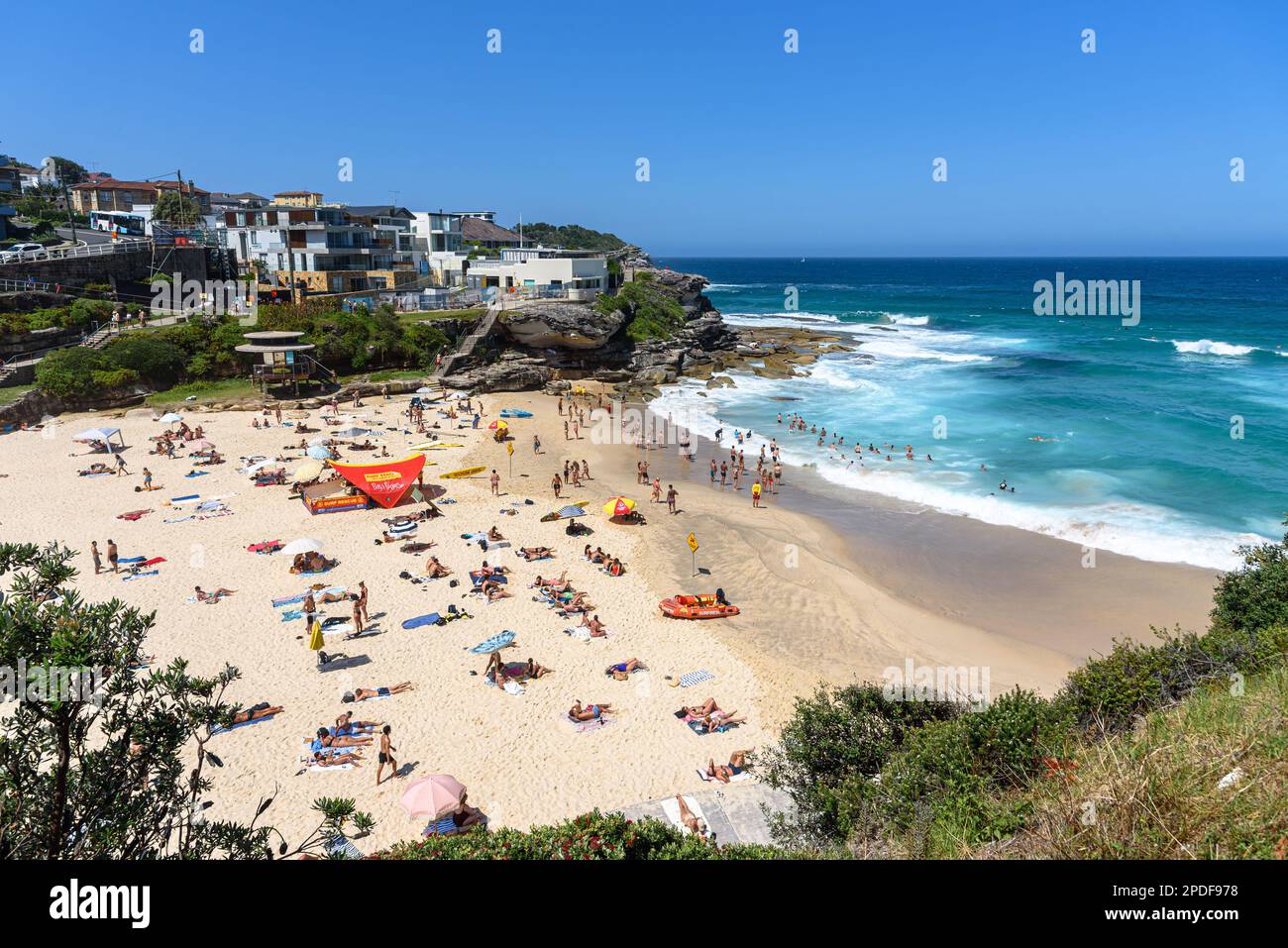 Les gens qui apprécient une journée d'été à Tamarama Beach à Sydney, en Australie Banque D'Images