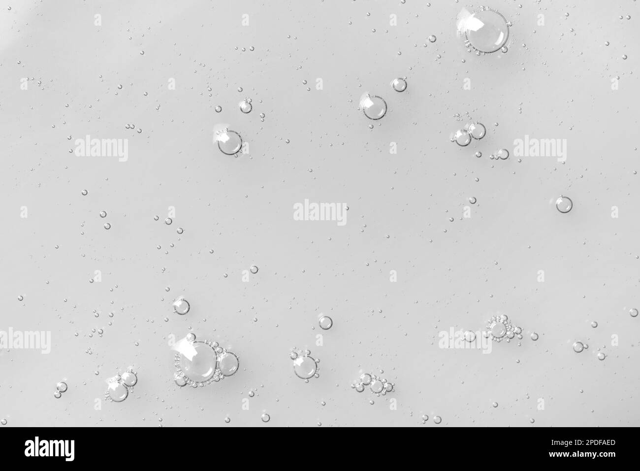 Huile hydrophile avec bulles sur fond blanc, vue de dessus Banque D'Images