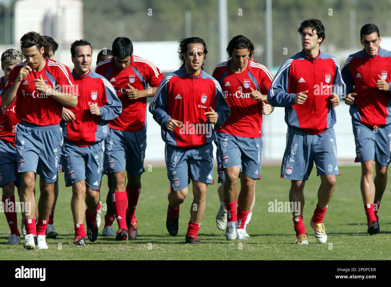 Bayern Munich soccer players Jens Jeremies, 2nd left, Ali Karimi, 4th left, and Michael Ballack, 6th left, run during a training session at the Al Wasl Club in Dubai, United Arab Emirates, Tuesday Jan. 10, 2006. (AP Photo/Kamran Jebreili) Banque D'Images