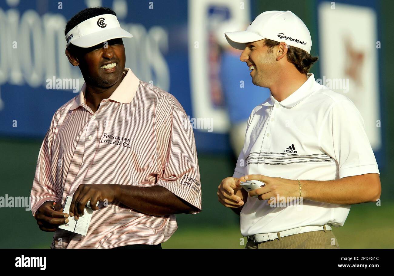 Vijay Singh, left, from Fiji, and Sergio Garcia, from Spain, walk off the 18th green after finishing the third day of the Mercedes Championships in Kapalua, Hawaii, Saturday, Jan. 7, 2006. (AP Photo/Jeff Chiu) Banque D'Images