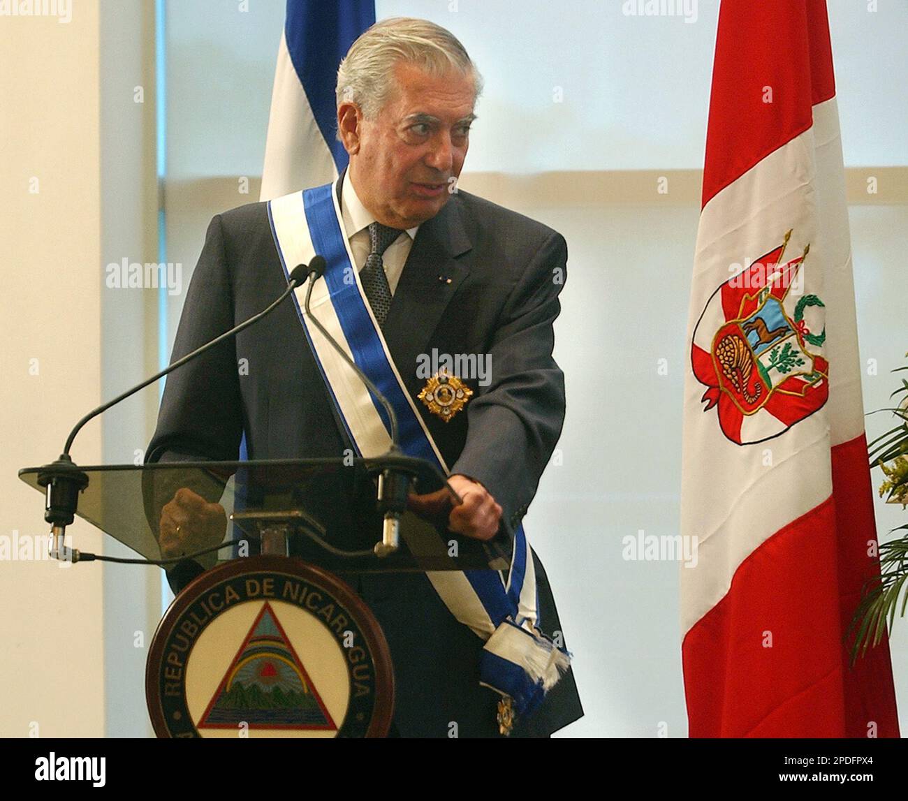Peruvian author Mario Vargas Llosa speaks after receiving Nicaragua's highest cultural award, the Ruben Dario Cultural Order, during a ceremony in Managua, Nicaragua on Tuesday Jan. 3, 2006. (AP Photo/Ariel Leon) Banque D'Images