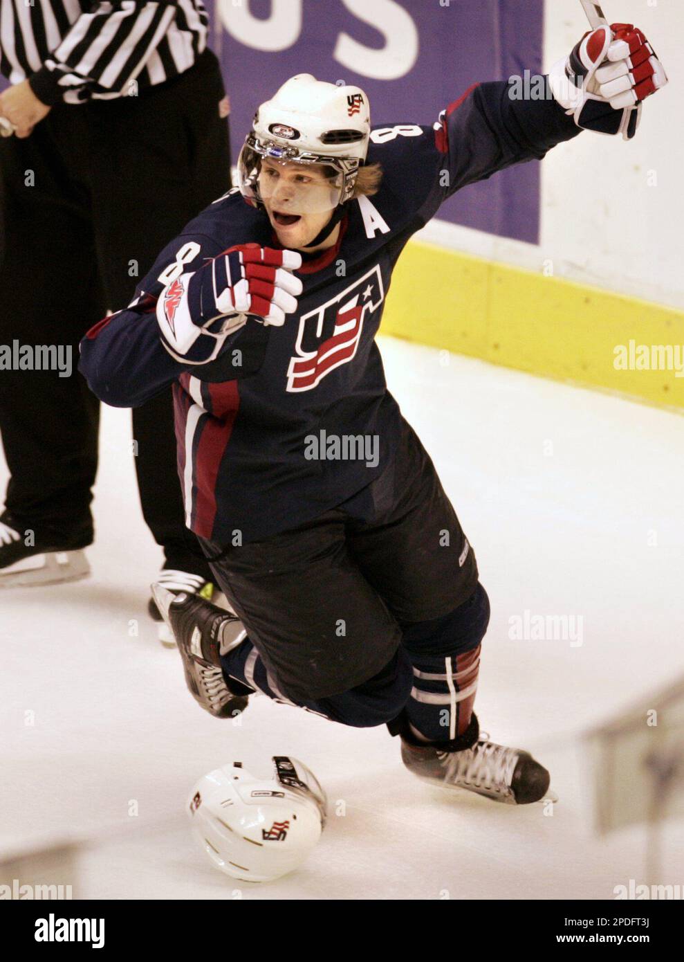 Team USA forward Phil Kessel celebrates his first period goal against the Czech Republic during the World Junior Hockey Championships in Vancouver Monday January 2, 2006. (AP Photo/Chuck Stoody, CP) Banque D'Images