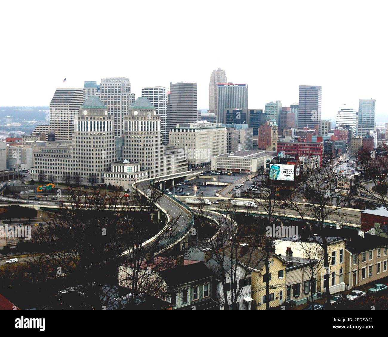 Seen here is the skyline of the city of Cincinnati, Friday, Dec. 30, 2005 in Cincinnati, Ohio. Prominent in the left middle are the Procter and Gamble corporate headquarters twin towers. (AP Photo/ Robert E. Klein) Banque D'Images